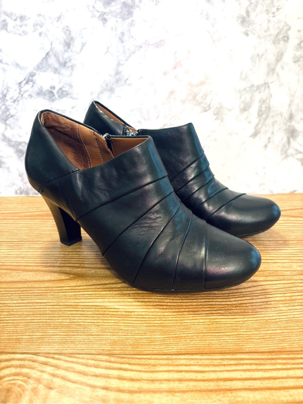 Clarks Artisan Ruched Heeled Ankle Booties Black Leather Size 8.5
